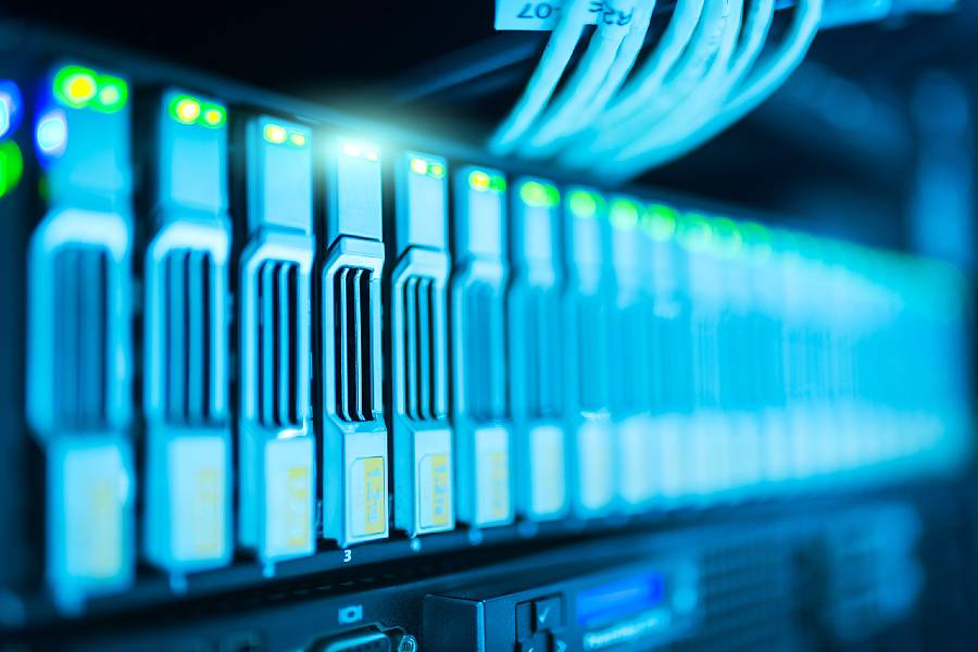 Data center de una empresa que usa sistemas heredados