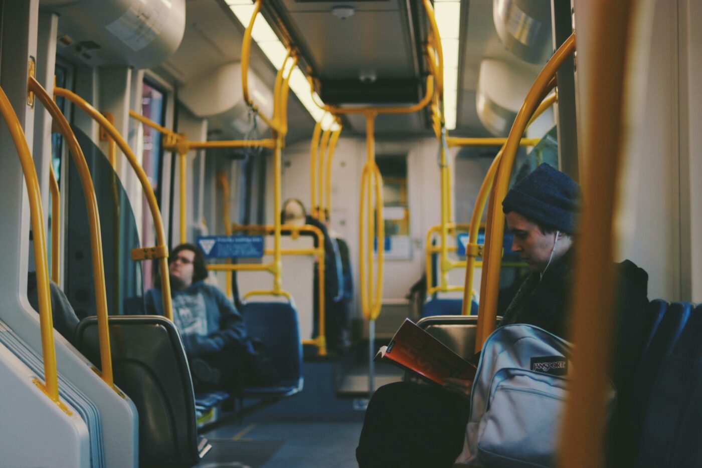 Personas en un autobús eléctrico