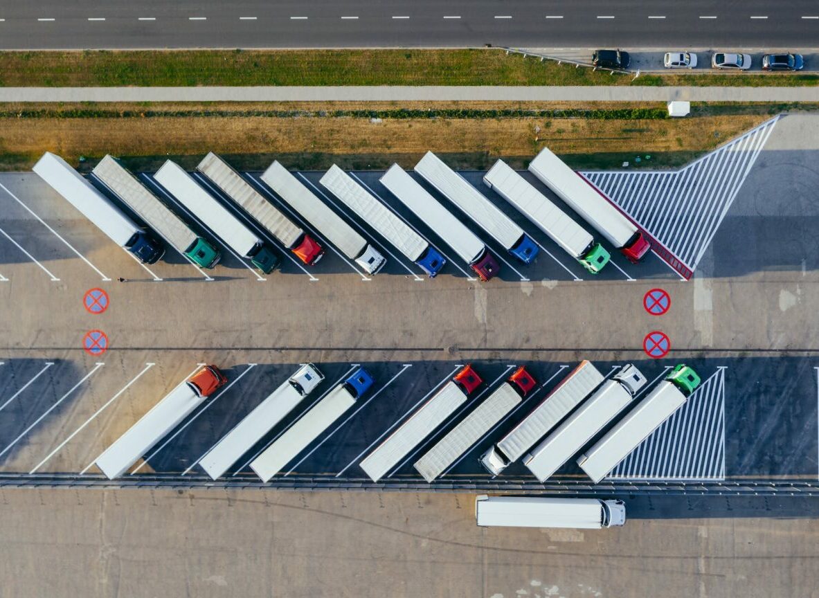 Camiones en el aparcamiento de una empresa de transporte